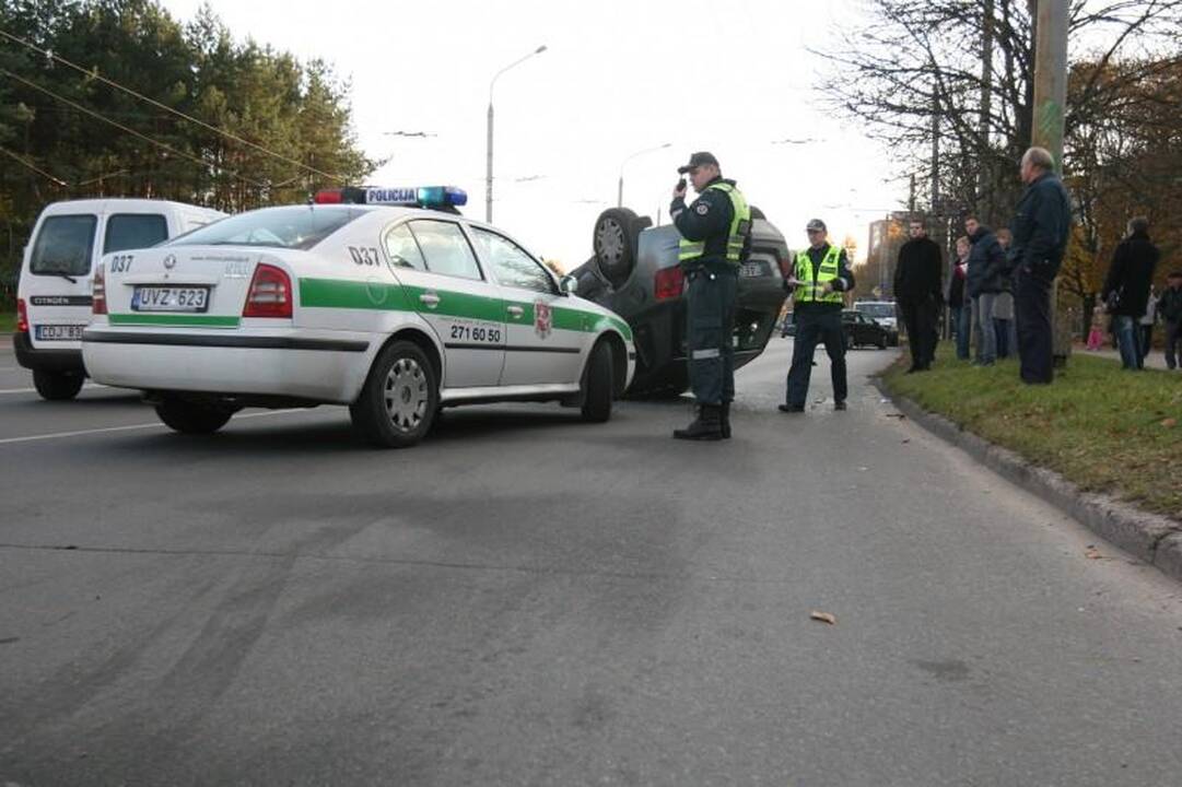 Per avariją Vilniuje apvirto moters taranuotas automobilis