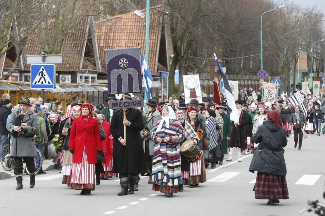 Kauniečiai vėl aktyviai rinkosi protestuoti prie prokuratūros
