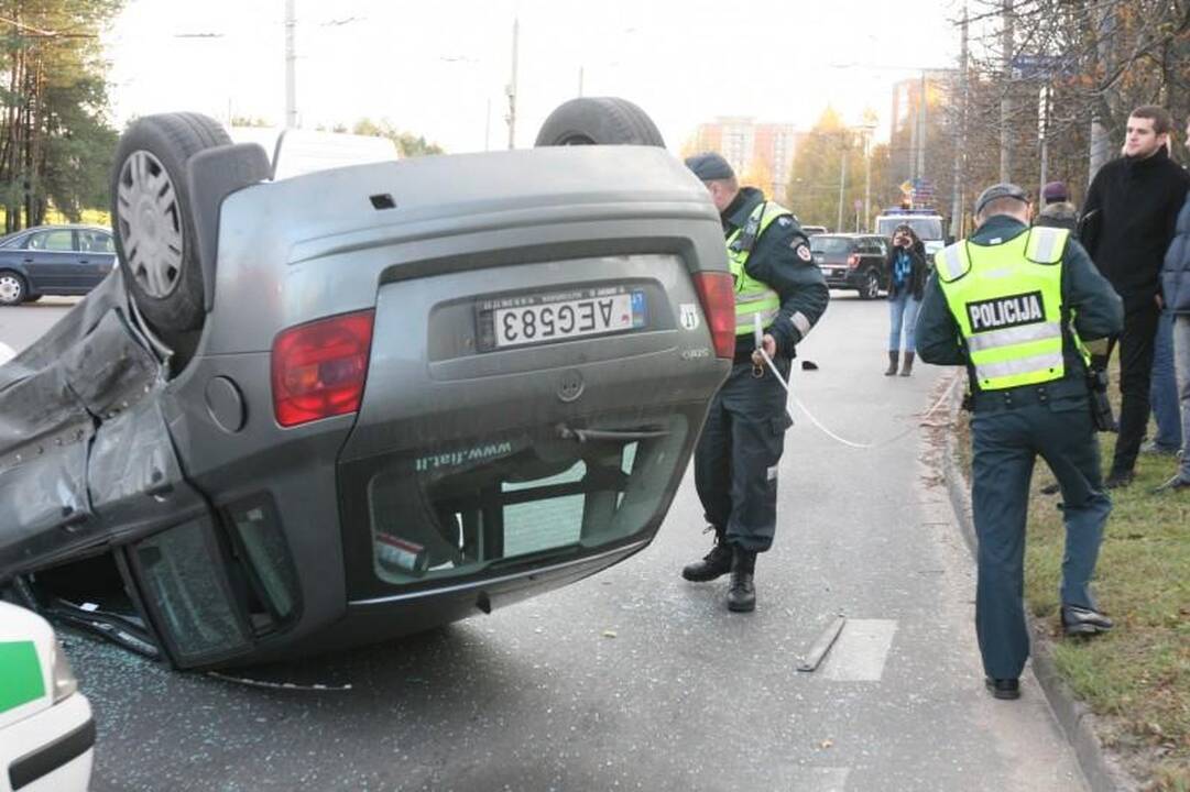 Per avariją Vilniuje apvirto moters taranuotas automobilis