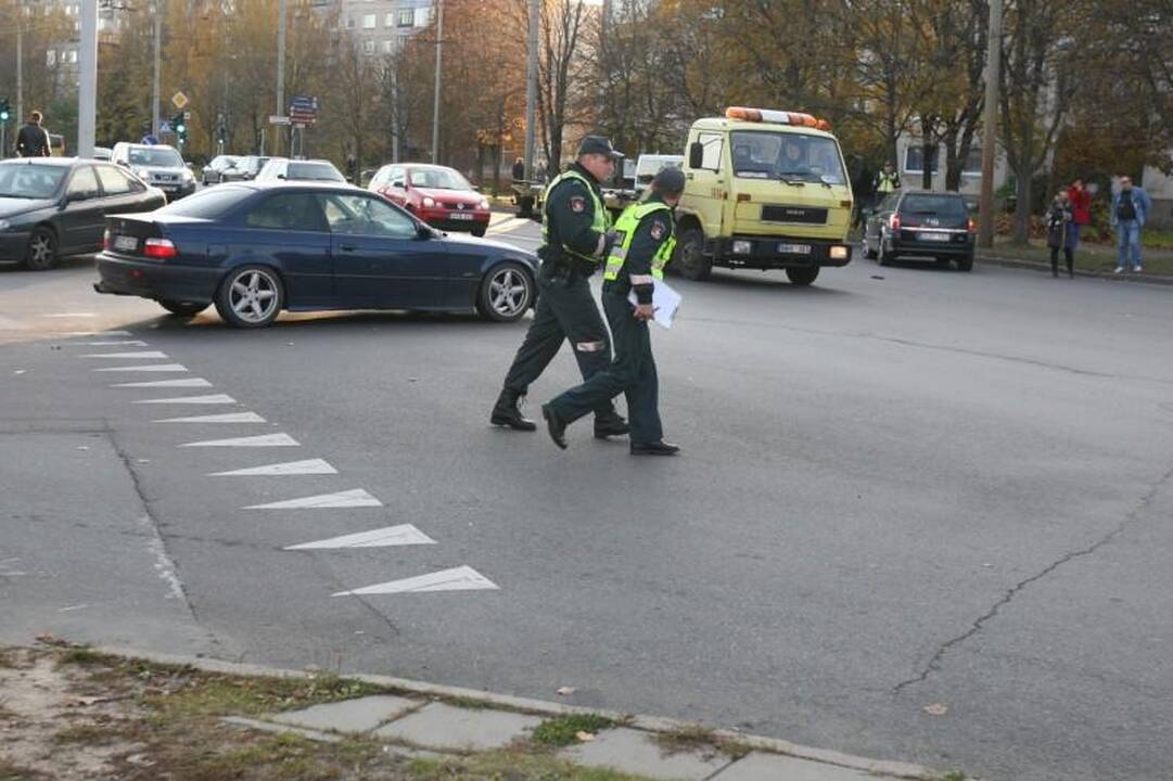 Per avariją Vilniuje apvirto moters taranuotas automobilis