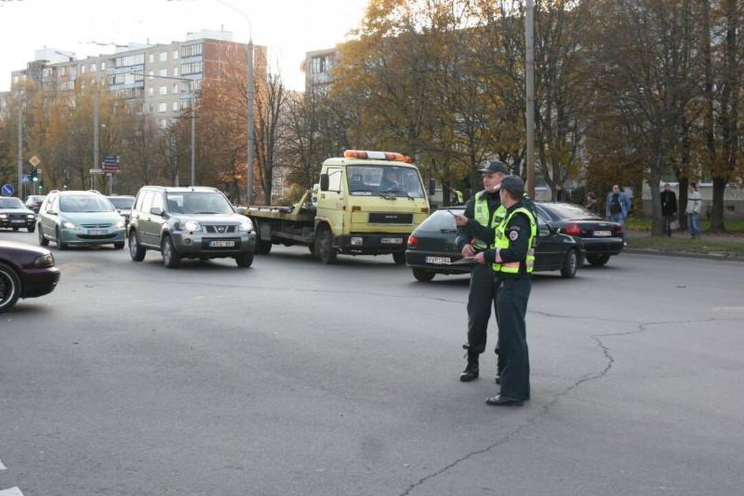 Per avariją Vilniuje apvirto moters taranuotas automobilis
