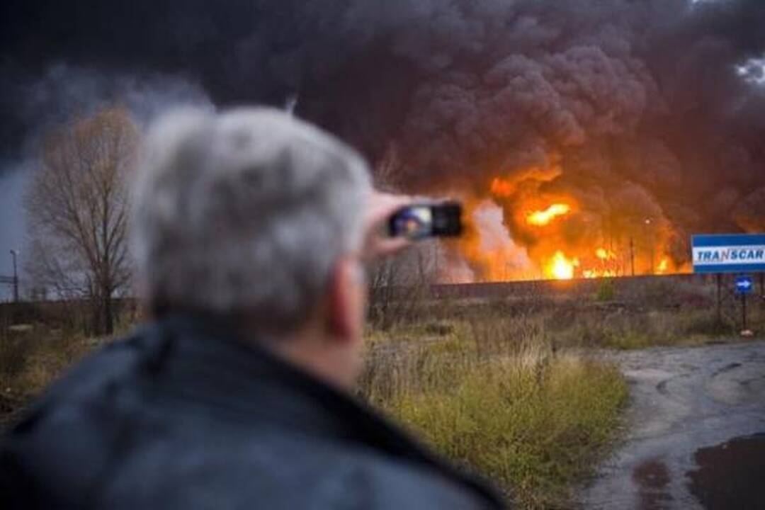 Lenkijos Balstogės mieste susidūrus dviem krovininiams sąstatams kilo milžiniškas gaisras