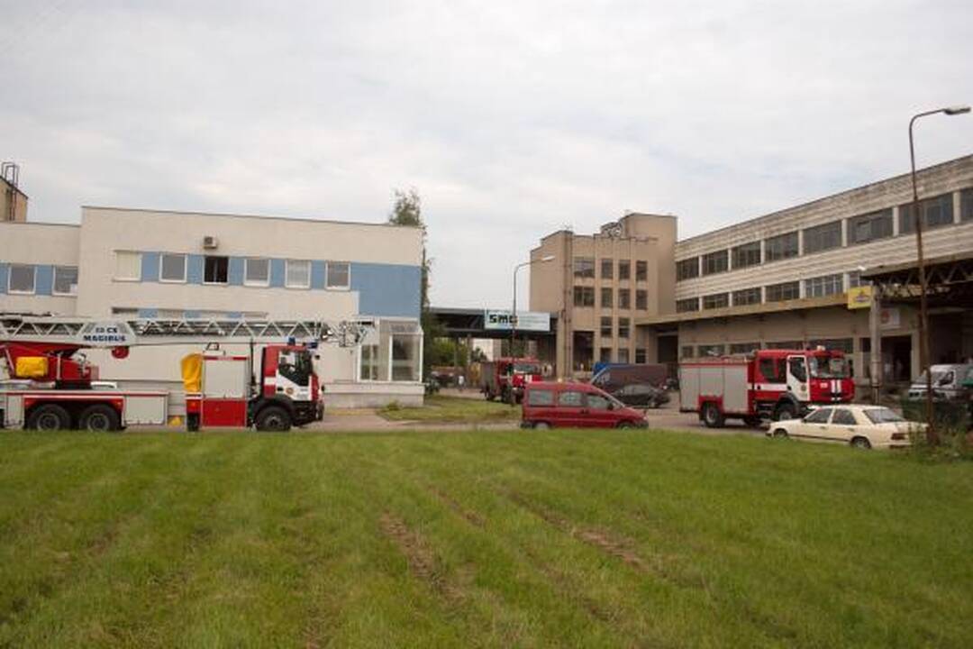 Spaudos rūmų stogą remontavę darbininkai sulaukė ugniagesių
