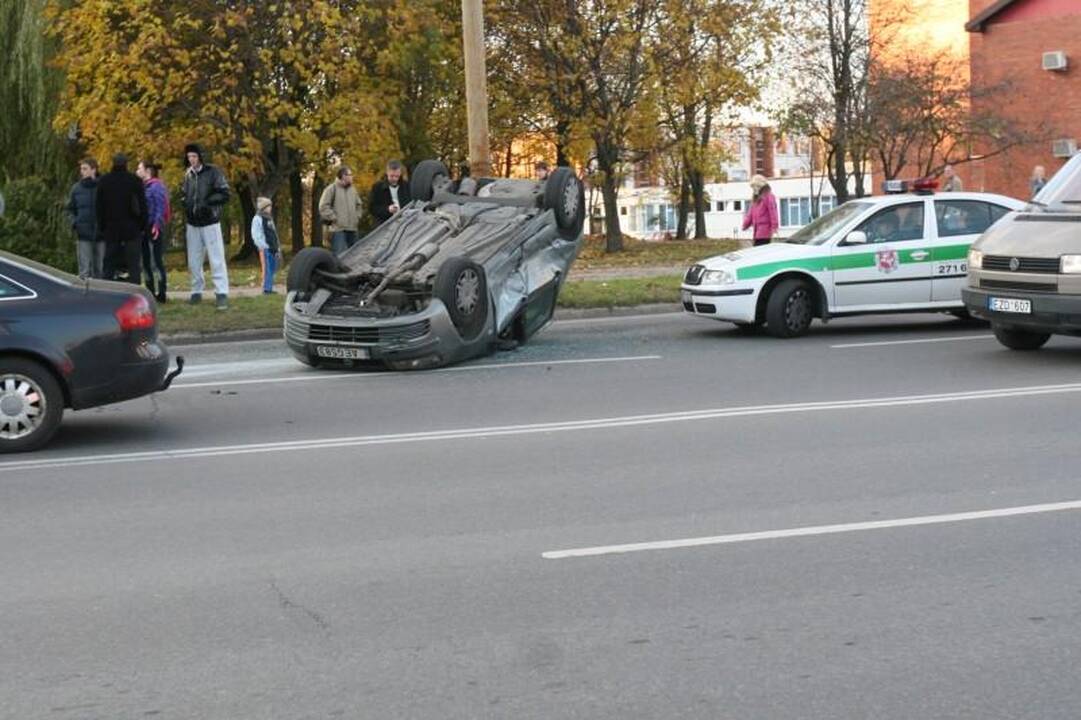 Per avariją Vilniuje apvirto moters taranuotas automobilis