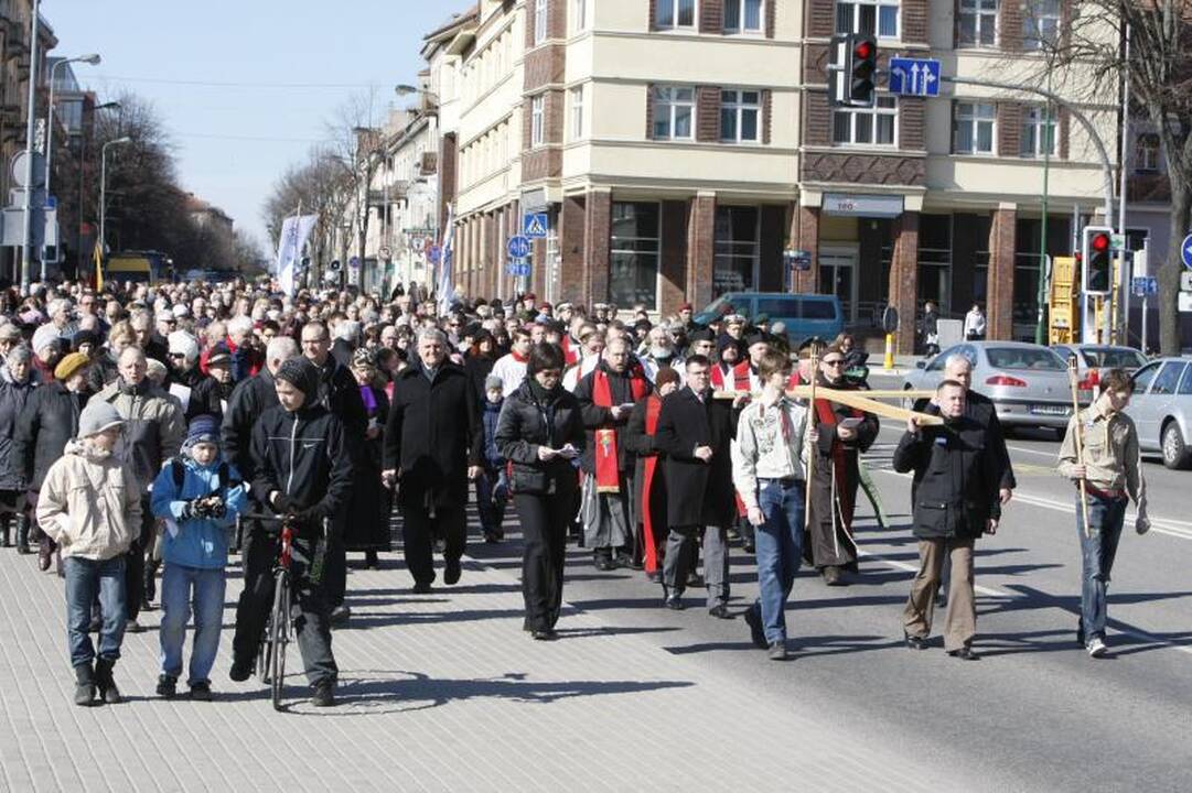 Keli tūkstančiai klaipėdiečių pakartojo Kryžiaus kelią