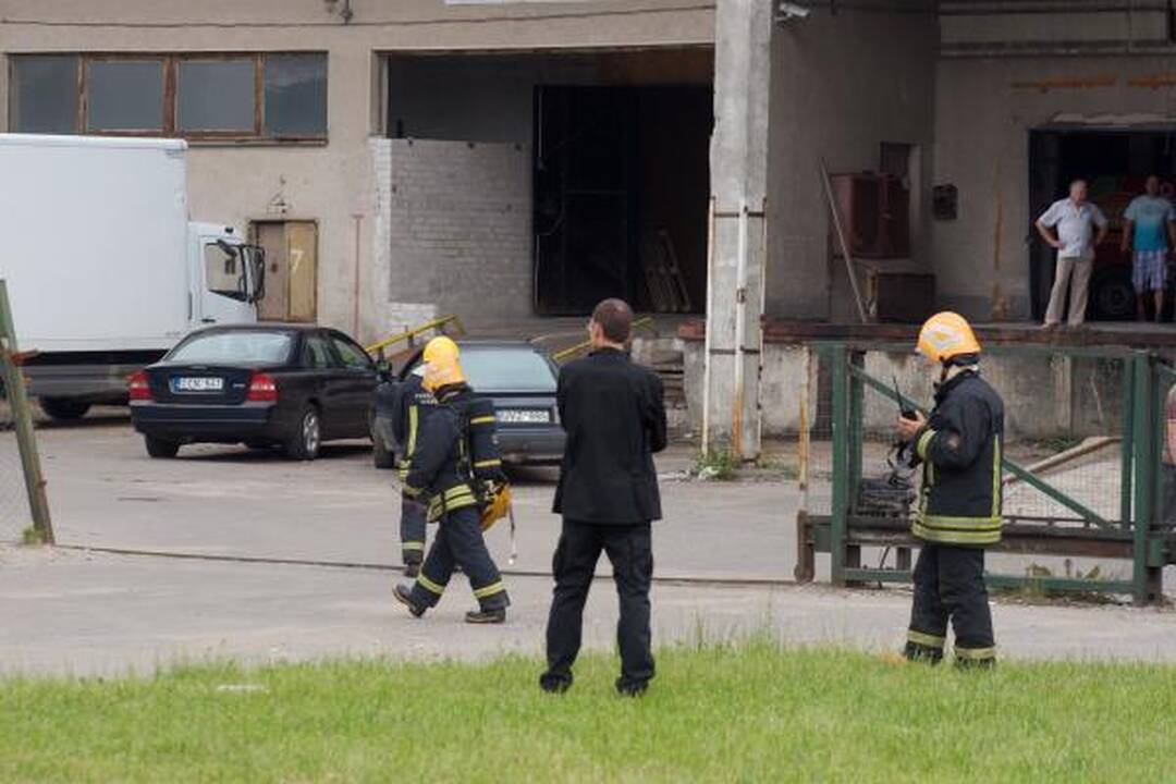 Spaudos rūmų stogą remontavę darbininkai sulaukė ugniagesių
