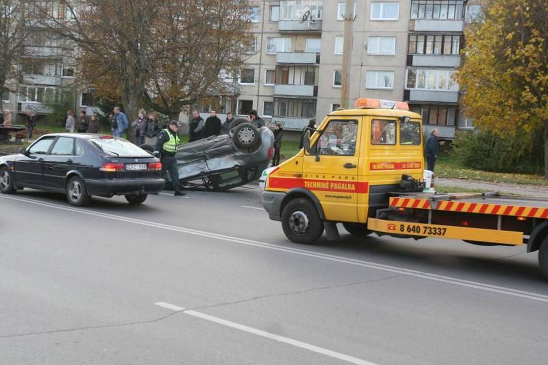 Per avariją Vilniuje apvirto moters taranuotas automobilis