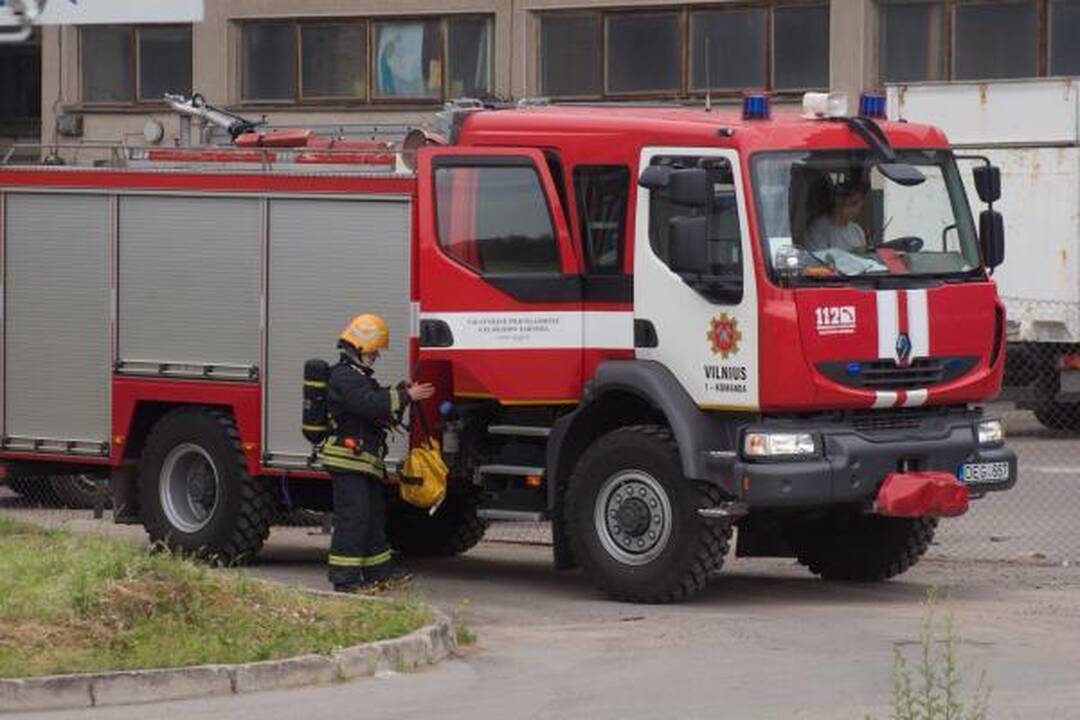Spaudos rūmų stogą remontavę darbininkai sulaukė ugniagesių
