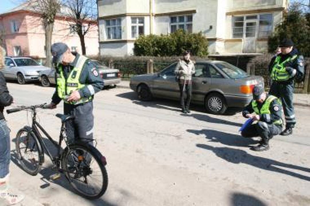 Uostamiestyje partrenkta mažametė dviratininkė