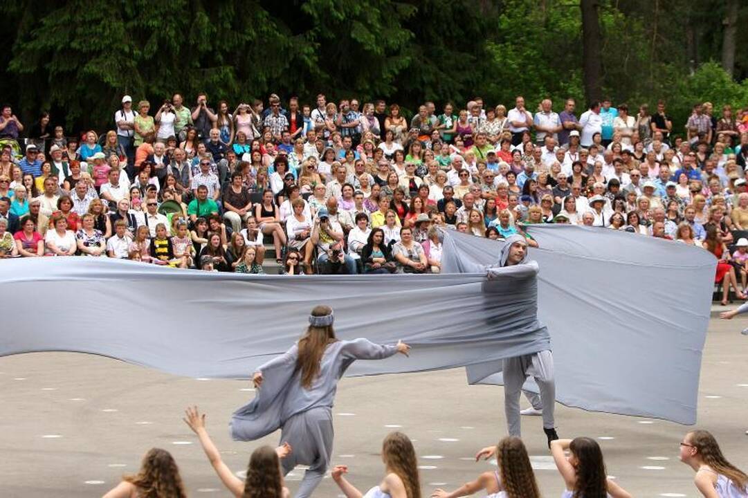 Po Kulautuvos pušimis skambėjo Maironio žodžiai