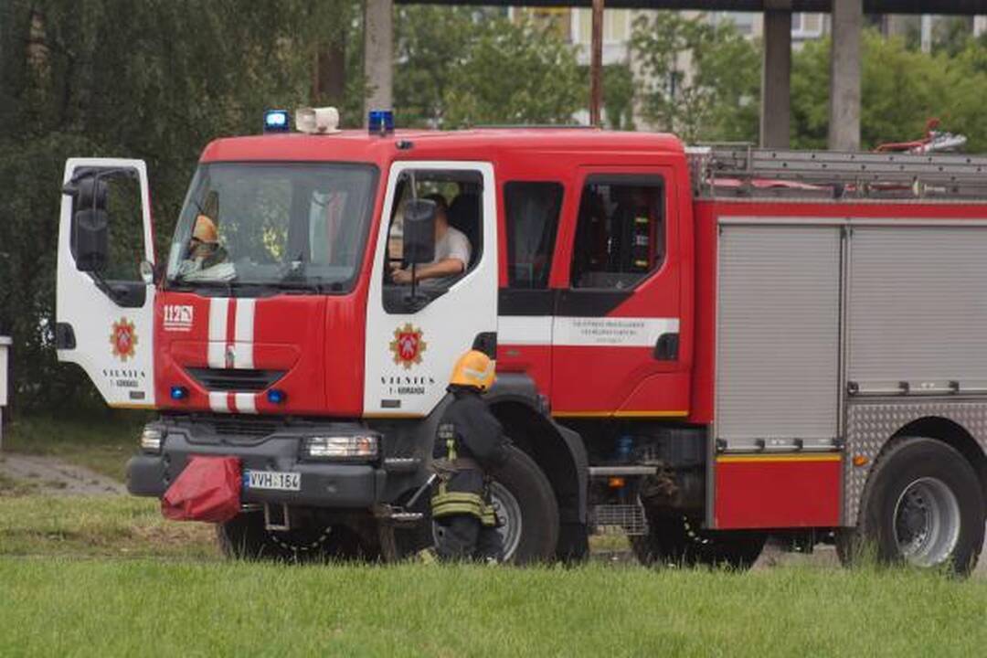 Spaudos rūmų stogą remontavę darbininkai sulaukė ugniagesių