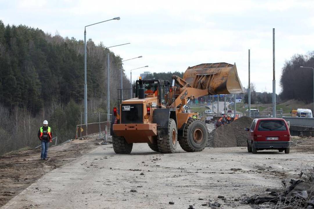 Kelininkai miesto vadovams: versimės per galvą, bet tiltą baigsim