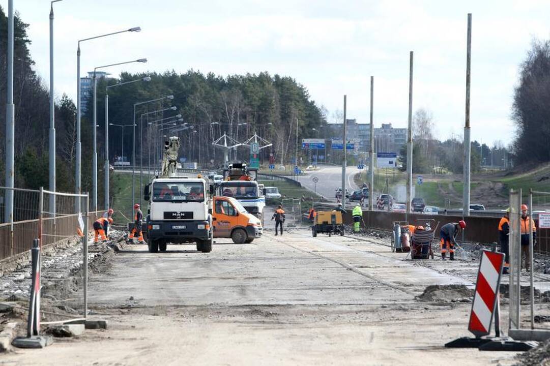 Kelininkai miesto vadovams: versimės per galvą, bet tiltą baigsim