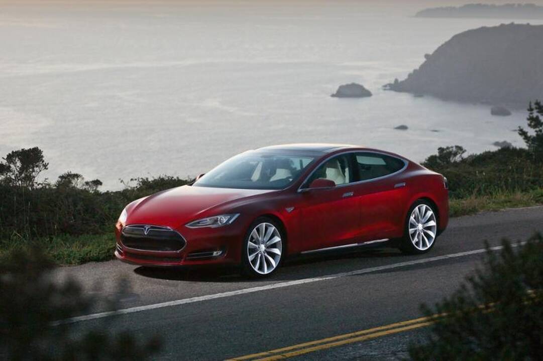 „Tesla“ atvėrė duris, kad pasipuikuotų savo nauju modeliu