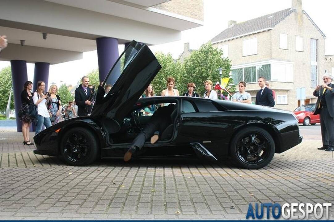 Jaunieji į bažnyčią – su „Lamborghini Murcielago“