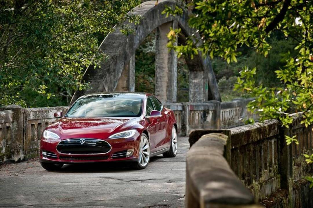 „Tesla“ atvėrė duris, kad pasipuikuotų savo nauju modeliu