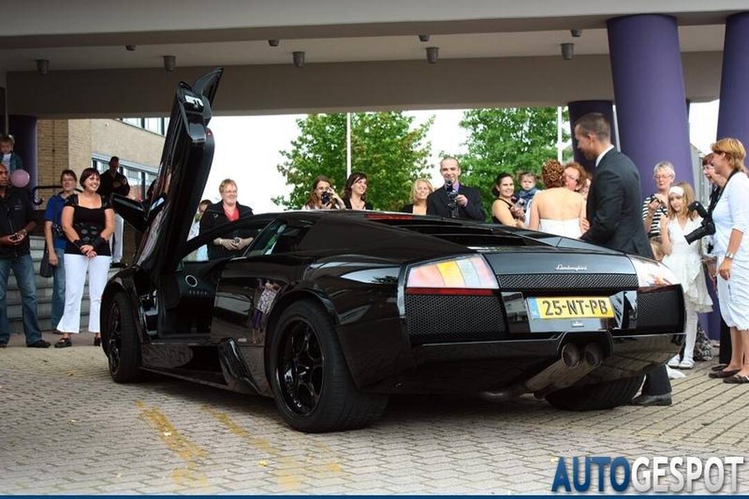 Jaunieji į bažnyčią – su „Lamborghini Murcielago“