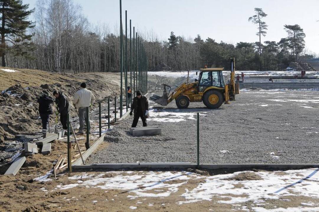 Vietoje ištryptos vejos - dirbtinės dangos futbolo aikštynas