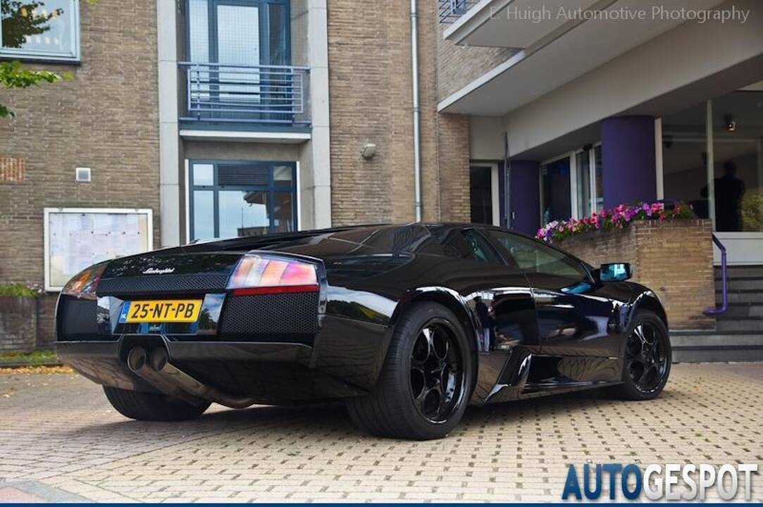 Jaunieji į bažnyčią – su „Lamborghini Murcielago“