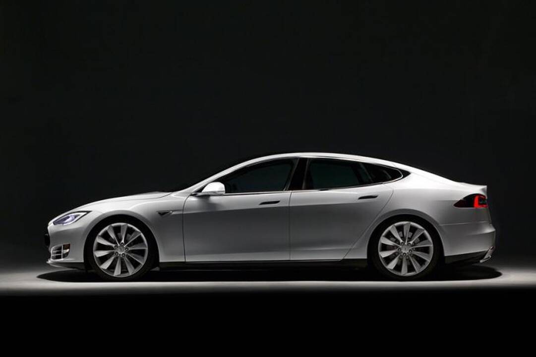 „Tesla“ atvėrė duris, kad pasipuikuotų savo nauju modeliu