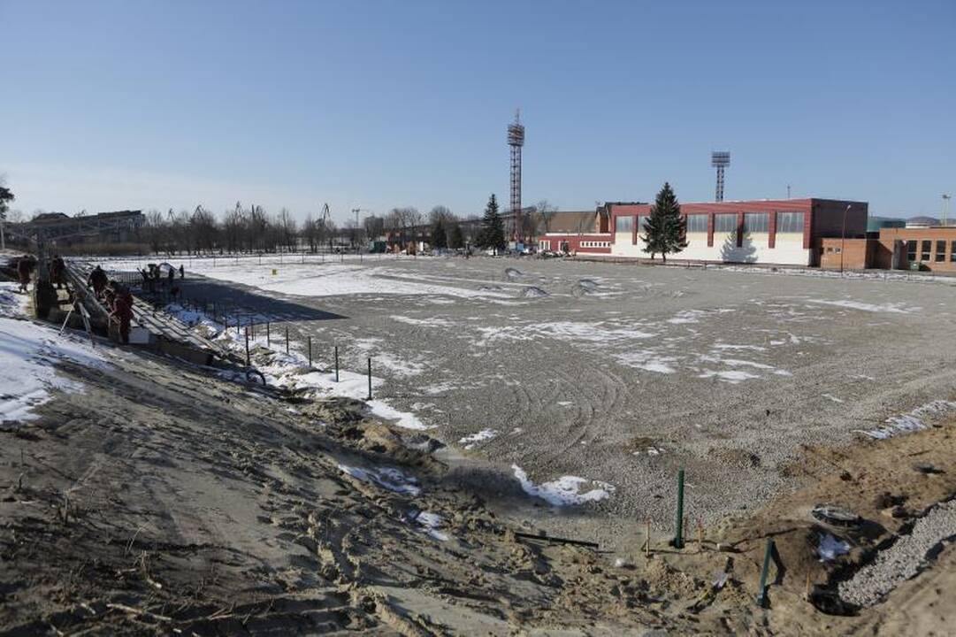 Vietoje ištryptos vejos - dirbtinės dangos futbolo aikštynas