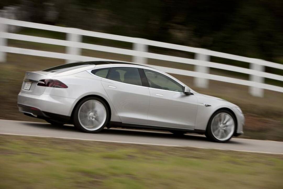 „Tesla“ atvėrė duris, kad pasipuikuotų savo nauju modeliu