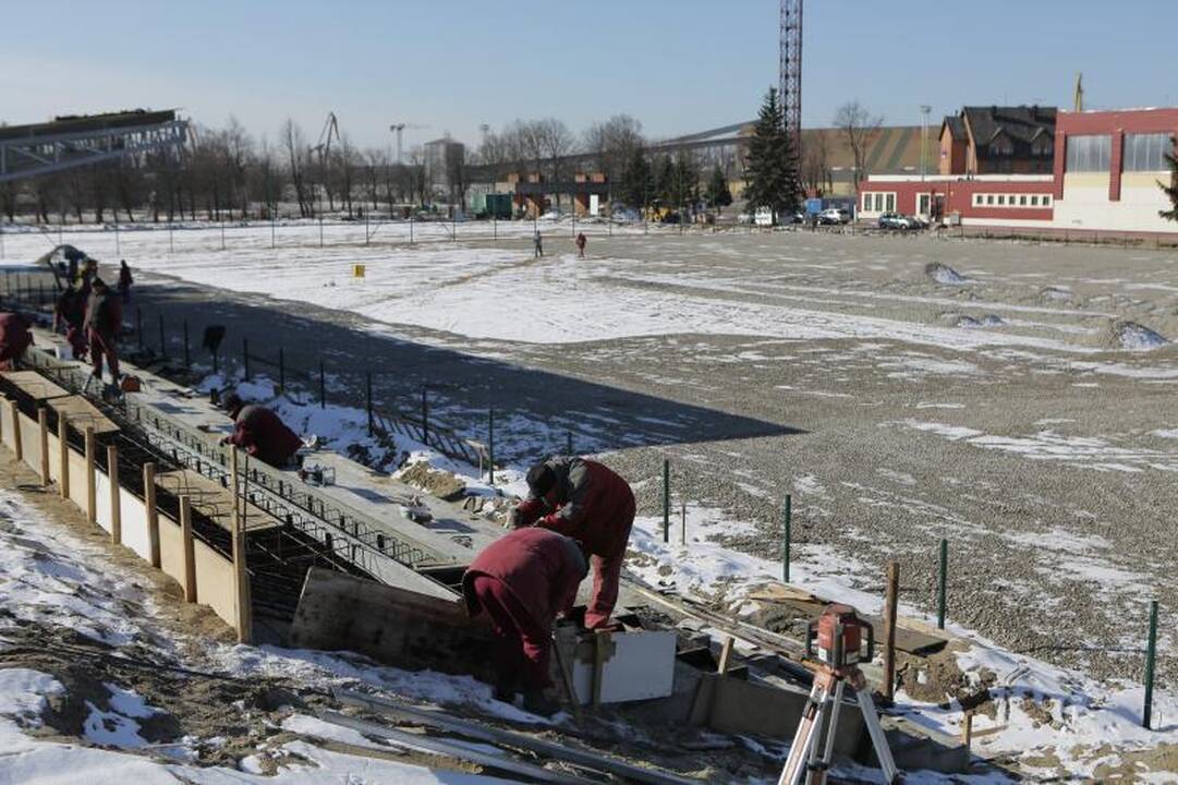 Vietoje ištryptos vejos - dirbtinės dangos futbolo aikštynas