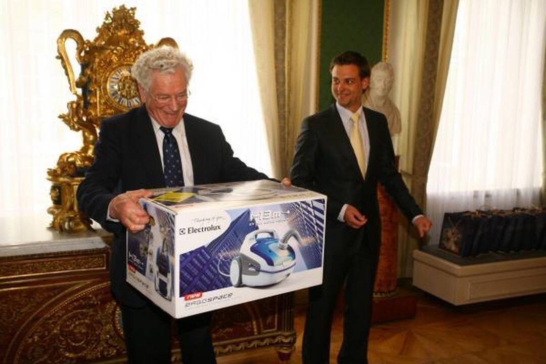 Lietuvos žvaigždės siurbė muziejaus kilimus