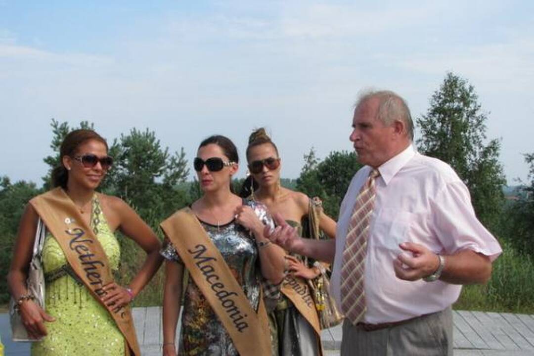 Nidoje lankėsi „Misis Visata 2010“ dalyvės