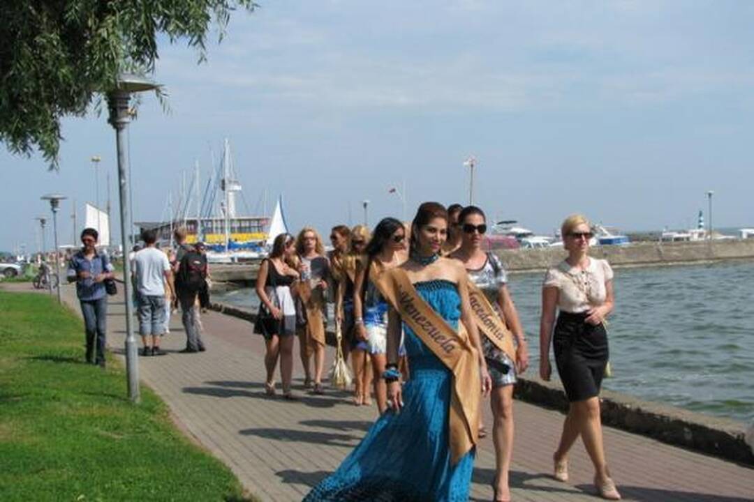 Nidoje lankėsi „Misis Visata 2010“ dalyvės