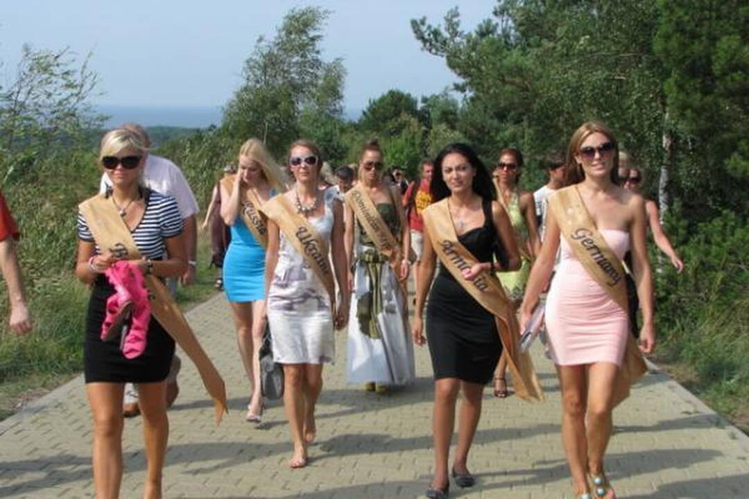Nidoje lankėsi „Misis Visata 2010“ dalyvės
