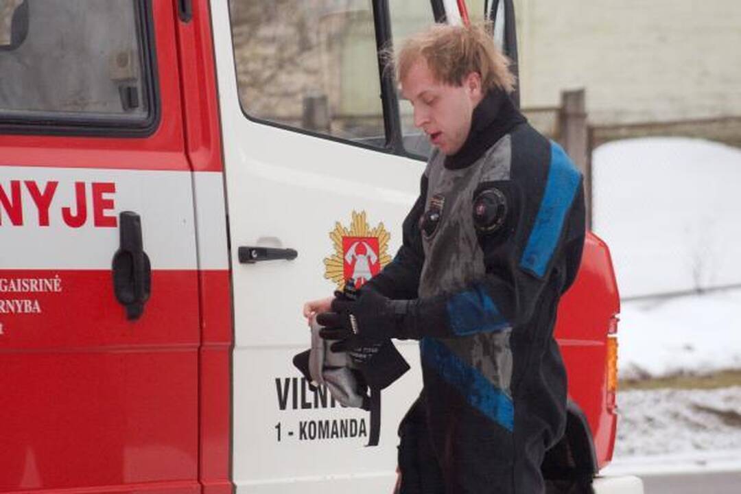 Prie tilto netoli Seimo rūmų į Nerį nušoko žmogus (papildyta)