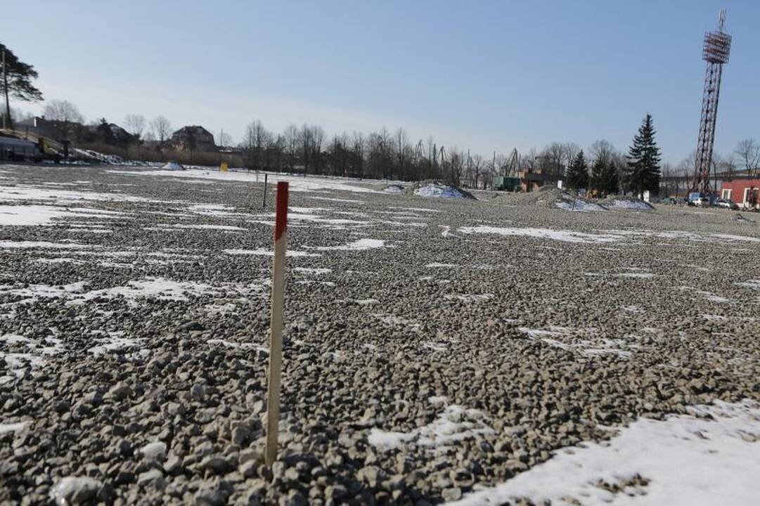 Vietoje ištryptos vejos - dirbtinės dangos futbolo aikštynas