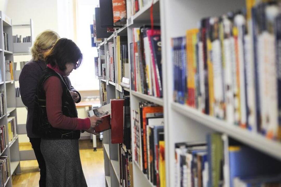 Būsimi žurnalistai prie knygų links centriniuose VU rūmuose