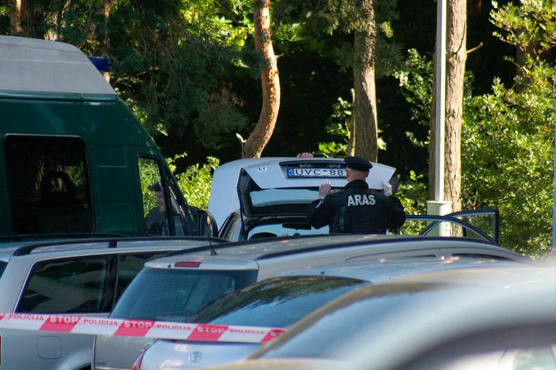 Aktorius namo atsivežė sprogmenį ir iškvietė policiją