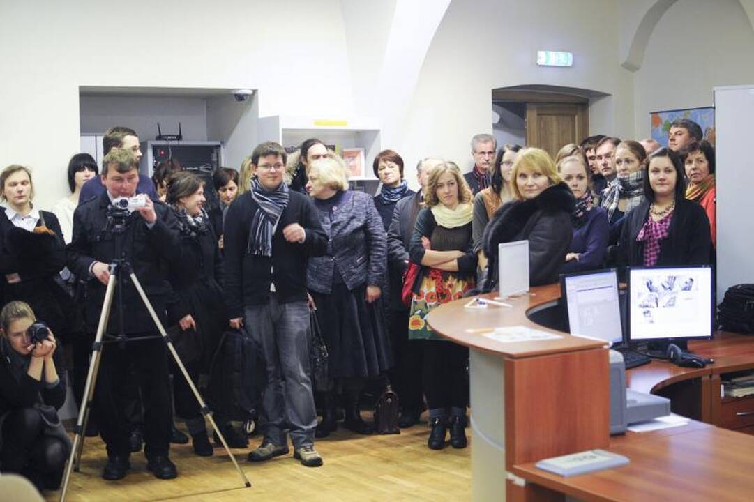 Būsimi žurnalistai prie knygų links centriniuose VU rūmuose