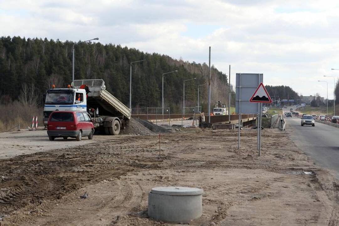 Kelininkai miesto vadovams: versimės per galvą, bet tiltą baigsim