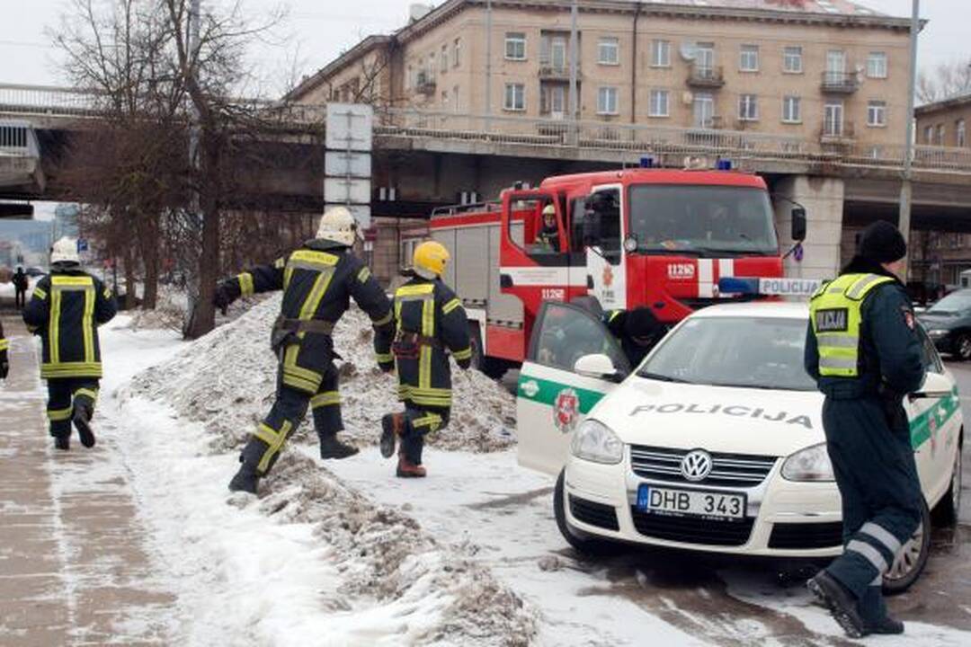 Prie tilto netoli Seimo rūmų į Nerį nušoko žmogus (papildyta)