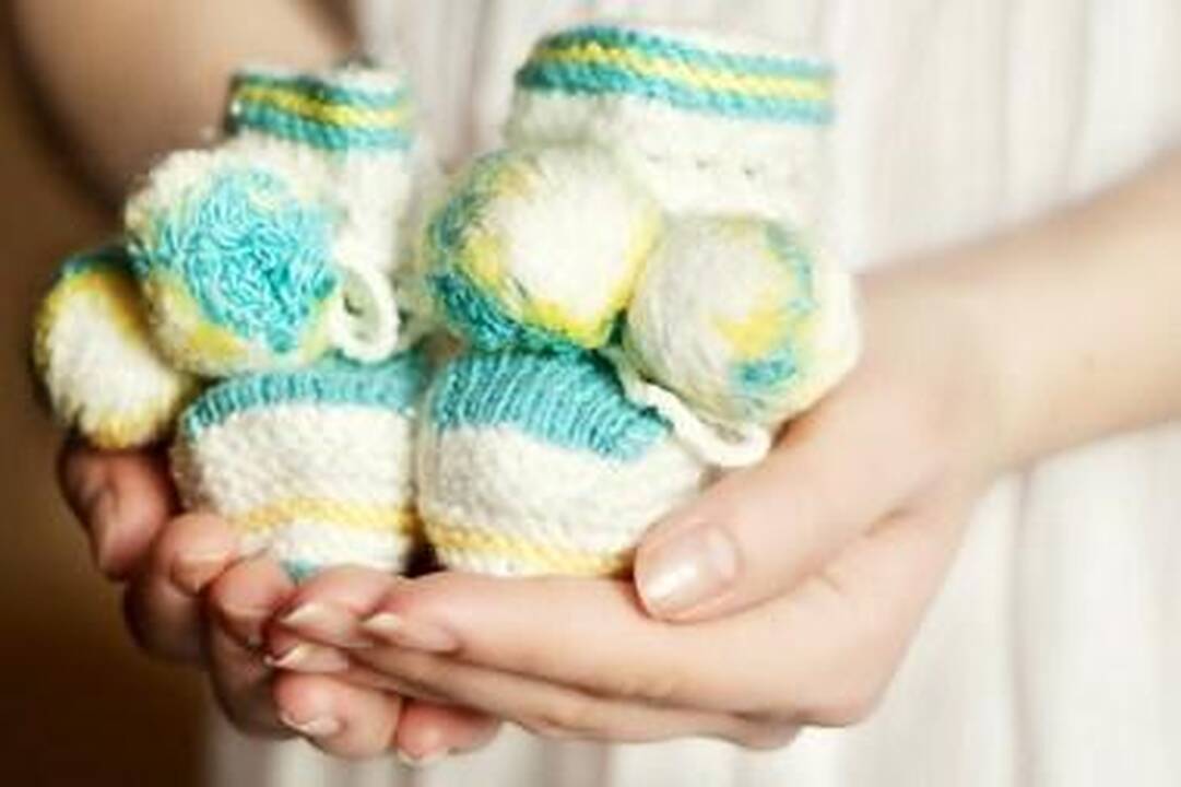 Teisininkai: motinystės išmokas sumažinęs įstatymas – neteisėtas