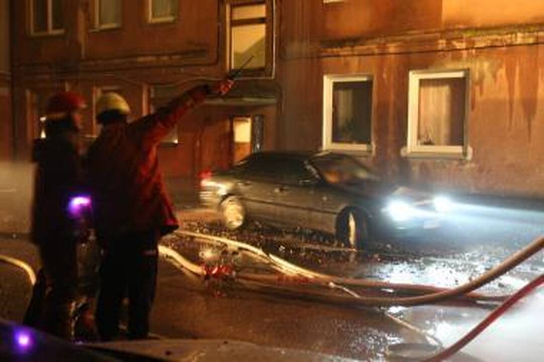 Klaipėdoje liepsnos kėsinosi į du automobilius