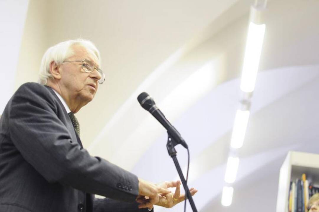 Būsimi žurnalistai prie knygų links centriniuose VU rūmuose