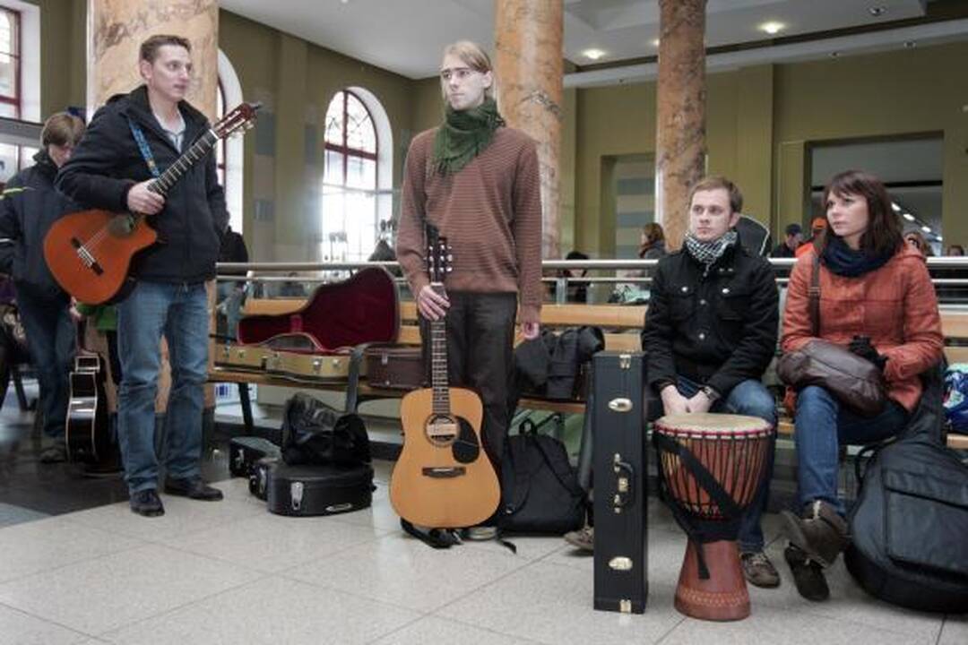 Bardai gitaras brazdino geležinkelio stotyje