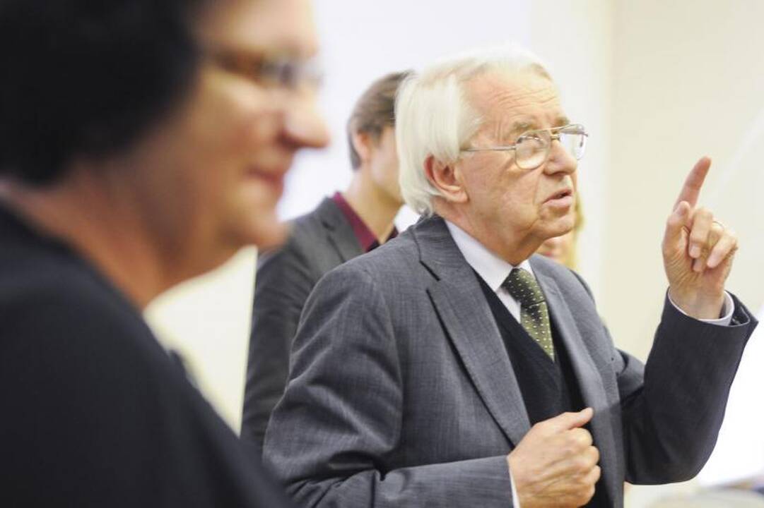 Būsimi žurnalistai prie knygų links centriniuose VU rūmuose