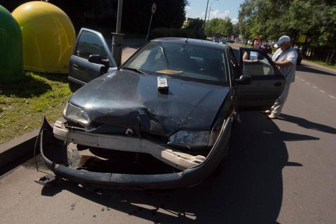 Šalia sostinės Kalvarijų turgaus po avarijos užsidegė automobilis