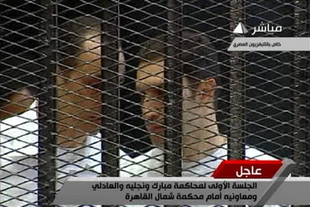 Nuverstas Egipto prezidentas į teismo salę įneštas neštuvais (atnaujinta)
