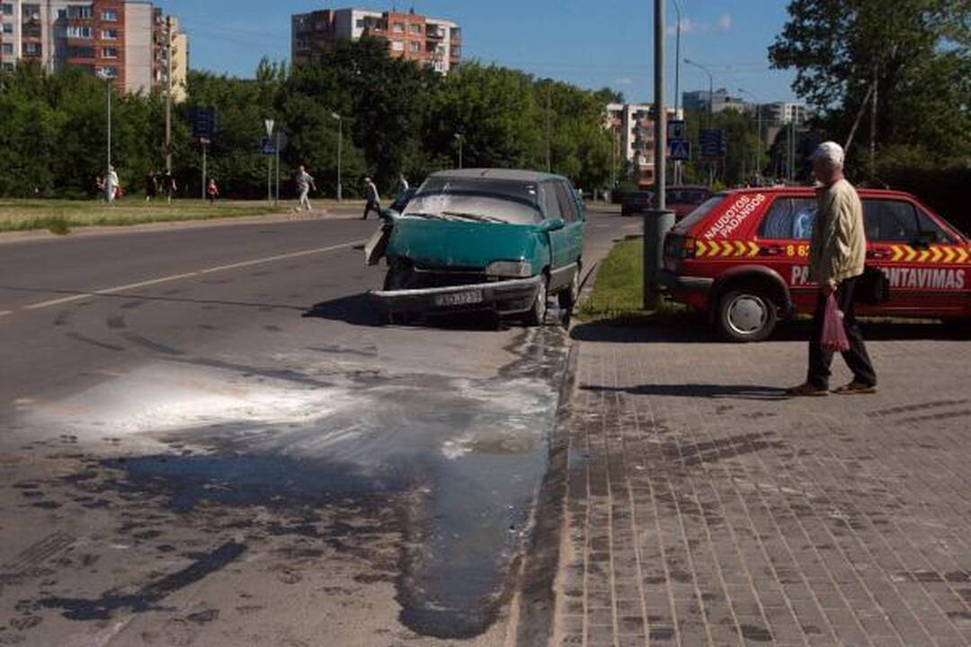 Šalia sostinės Kalvarijų turgaus po avarijos užsidegė automobilis