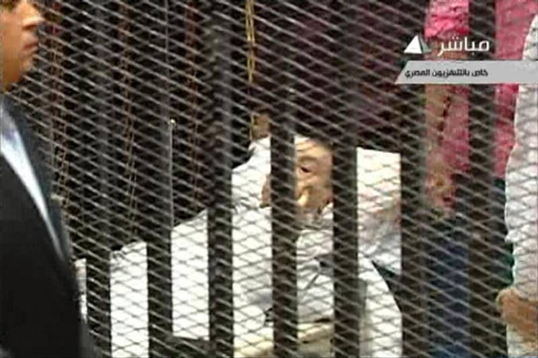 Nuverstas Egipto prezidentas į teismo salę įneštas neštuvais (atnaujinta)