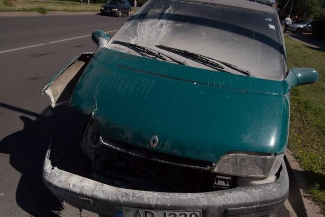 Šalia sostinės Kalvarijų turgaus po avarijos užsidegė automobilis