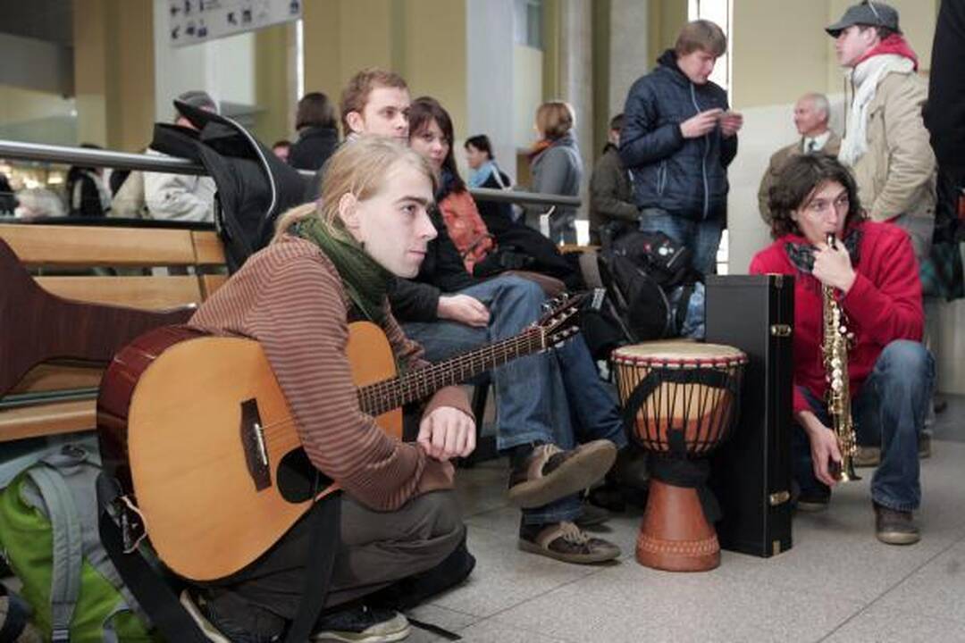 Bardai gitaras brazdino geležinkelio stotyje