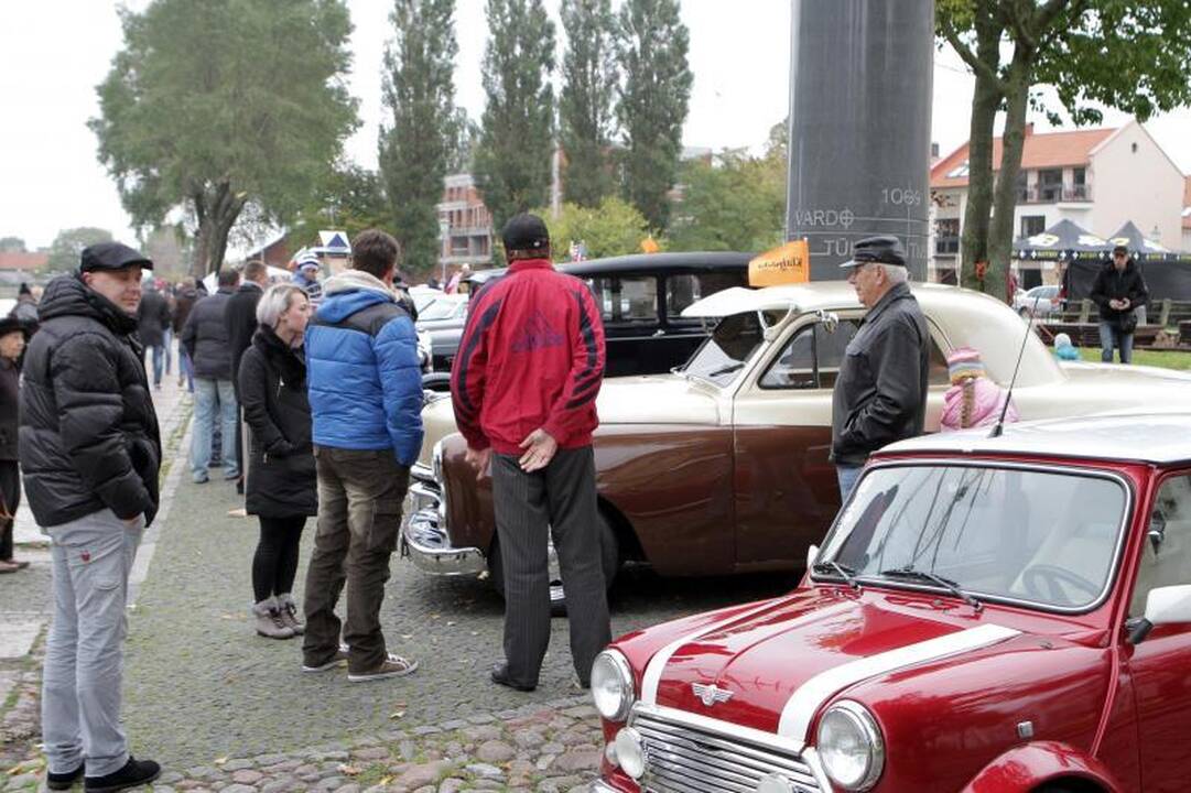 Klaipėdos senamiestyje – senovinių automobilių paradas